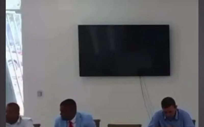 Telão da Câmara Municipal de Laje exibe conteúdo pornográfico durante sessão na Bahia