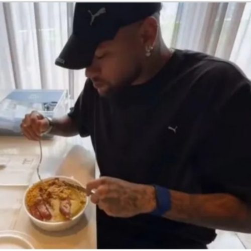 Neymar é flagrado comendo ‘marmitex’ em sua mansão e viraliza nas redes sociais