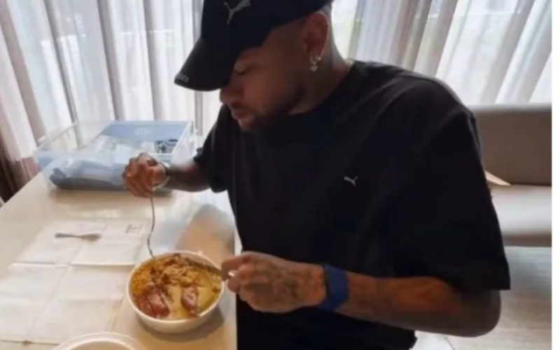 Neymar é flagrado comendo ‘marmitex’ em sua mansão e viraliza nas redes sociais