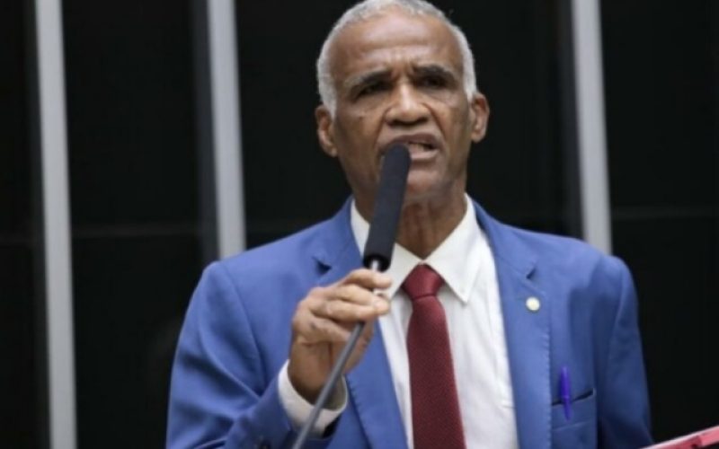Pr. Isidório apresenta projeto para restringir uso de banheiros femininos por pessoas trans