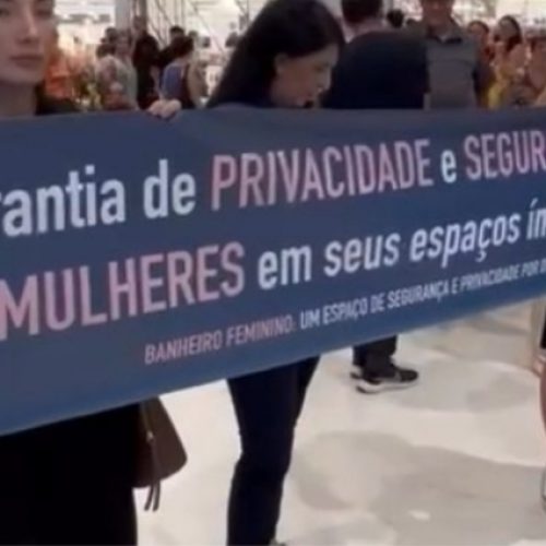 Mulheres protestam contra presença de trans em banheiro feminino de shopping no Rio