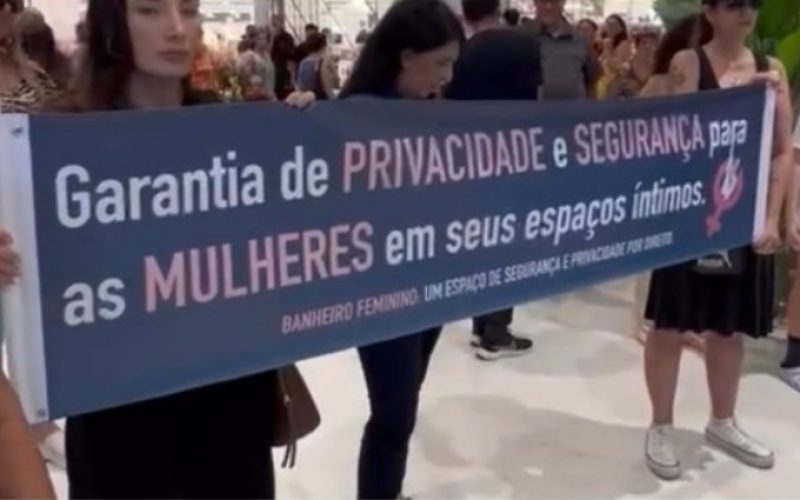 Mulheres protestam contra presença de trans em banheiro feminino de shopping no Rio