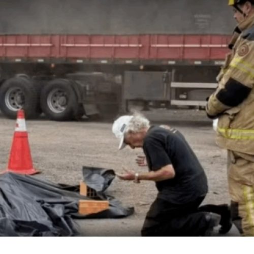 Homem comove bombeiros ao orar por vítima de acidente no RS