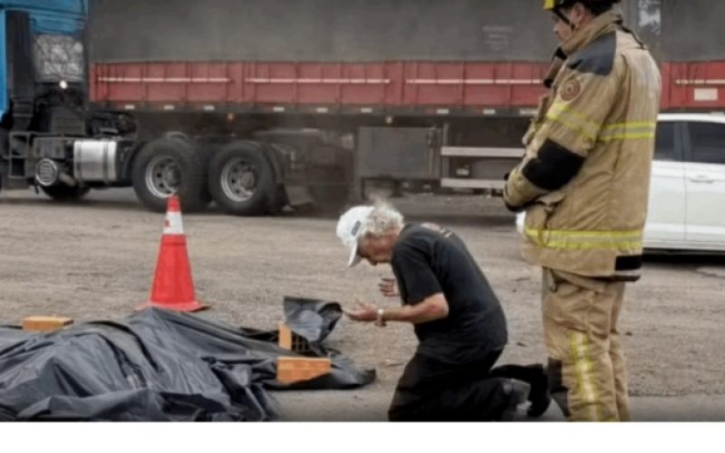 Homem comove bombeiros ao orar por vítima de acidente no RS