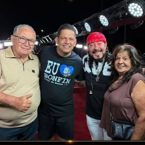 Laércio Muniz, Laércio Júnior, Bel Marques e Magnólia Azevedo registram momento especial após show em Senhor do Bonfim