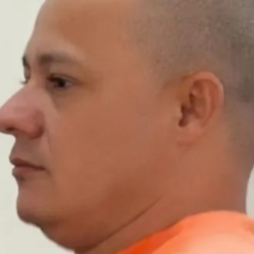 Homem acusado de matar merendeira em Queimadas surpreende até o advogado, e júri é adiado