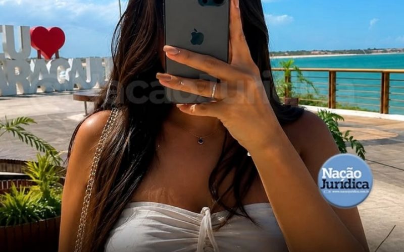 Funcionária entra de férias e leva iPhone do patrão para tirar fotos durante viagem
