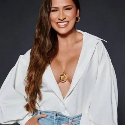 Simone Mendes ganha presente inusitado de fã e diverte público