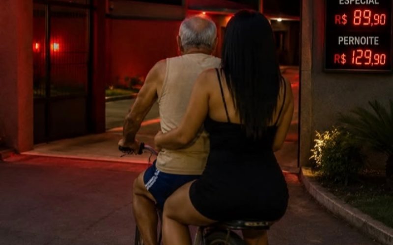 Idoso é visto chegando de bicicleta a motel em Santa Catarina e caso repercute nas redes sociais