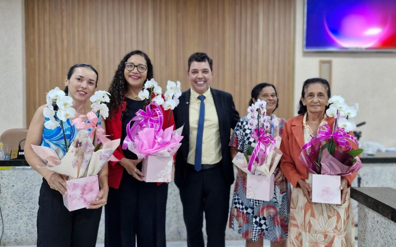 Presidente da Câmara presta homenagens a servidoras e vereadoras em Senhor do Bonfim