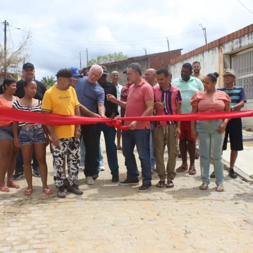 Deputados Bobô e Daniel Almeida encerram agenda em Senhor do Bonfim com entrega de trator e inauguração de ruas no Loteamento Jonas Costa