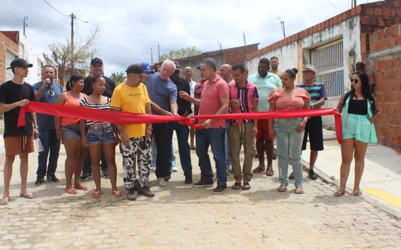 Deputados Bobô e Daniel Almeida encerram agenda em Senhor do Bonfim com entrega de trator e inauguração de ruas no Loteamento Jonas Costa
