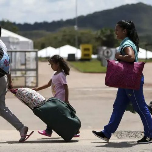 Número de imigrantes no Brasil volta a crescer pela primeira vez desde 1960, mostra Censo 2022