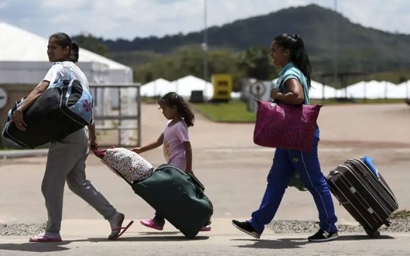 Número de imigrantes no Brasil volta a crescer pela primeira vez desde 1960, mostra Censo 2022