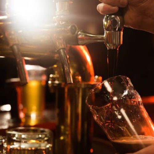 Cliente bêbado dorme no bar e só tem presença notada no outro dia