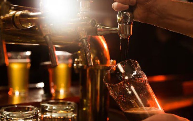 Cliente bêbado dorme no bar e só tem presença notada no outro dia
