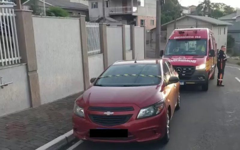 Criança morre ao ser esquecida por 10 horas dentro de carro pela madrasta