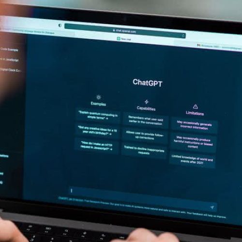 Adolescente de 13 anos é detido após questionar IA sobre como matar colega em escola