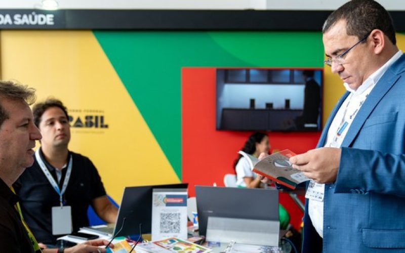 Estande do Ministério da Saúde divulga ações do SUS para prefeitos de todo o país