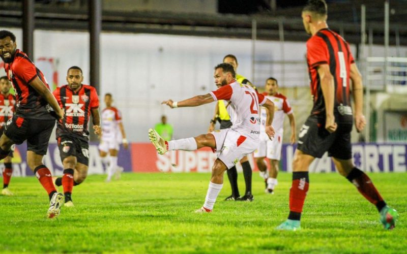 Campeonato Baiano: Numa noite de muitas falhas, Juazeirense perde em casa para o Vitória
