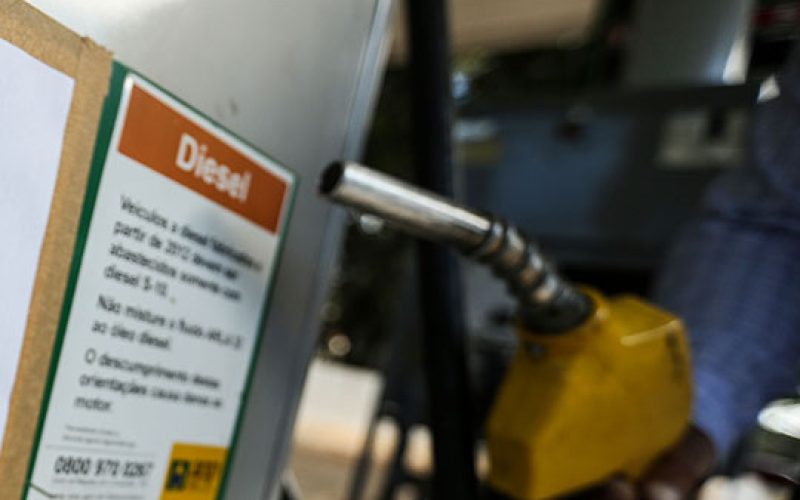 Petrobras anuncia redução de R$ 0,17 no litro do diesel nas distribuidoras
