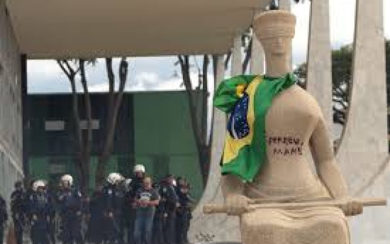 Bolsonaro lamenta sentença de mulher que pichou estátua