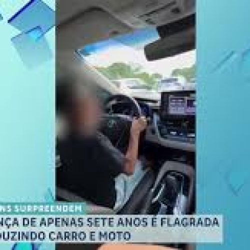 Menino de 7 anos é flagrado dirigindo carro em Montes Claros (MG)