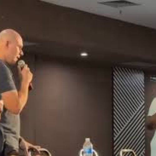 Prefeito repreende professora e veta pronome neutro em evento