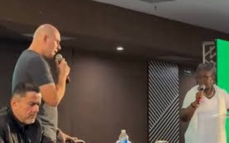 Prefeito repreende professora e veta pronome neutro em evento