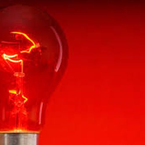 Bandeira vermelha: Aneel reduz adicional na conta de luz para outubro