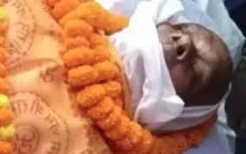 Homem finge a própria morte para descobrir que iria ao seu velório