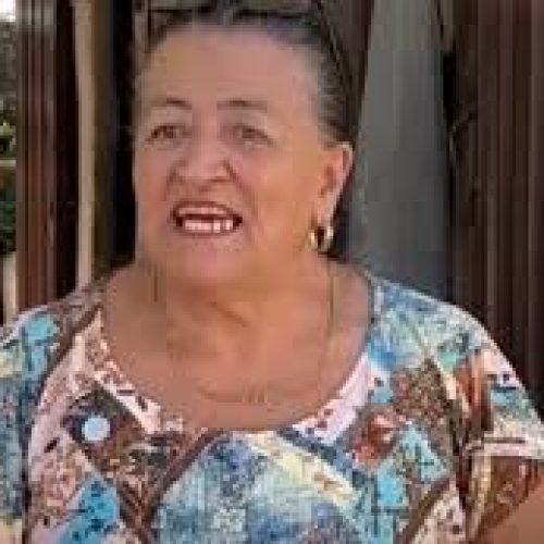 Vendendo fofocas dos vizinhos mulher consegue comprar duas casas na Colômbia