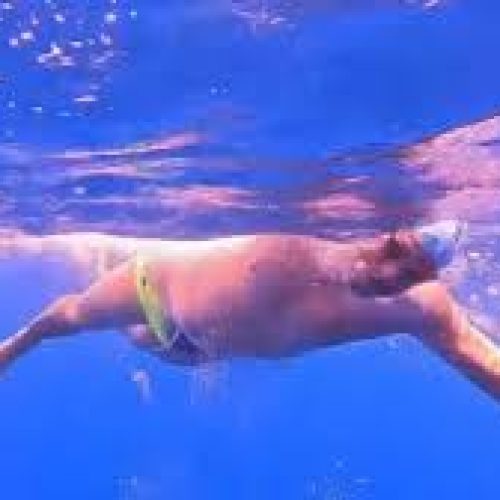 Brasileiro nada 42 quilômetros em mar aberto de Portugal e pede namorada em casamento