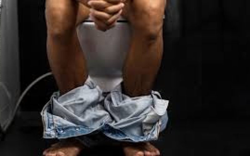 Entenda por que homens estão adotando a prática de urinar sentados