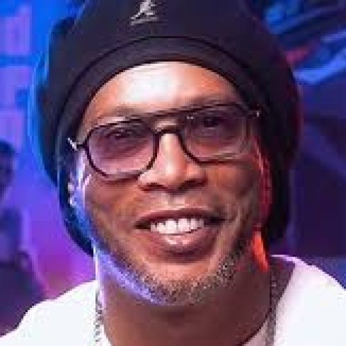 Fã processa Ronaldinho Gaúcho após se decepcionar com o desempenho do jogador