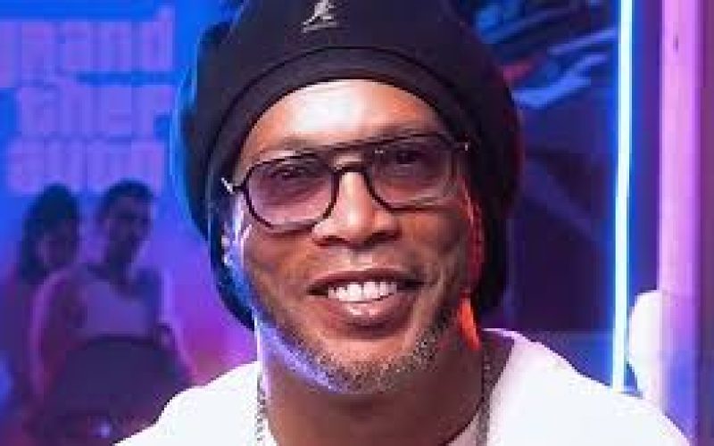 Fã processa Ronaldinho Gaúcho após se decepcionar com o desempenho do jogador