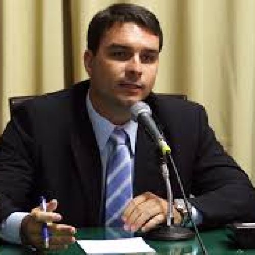 Flávio Bolsonaro afirmou que, se eleito, dará fim à maioridade penal no Brasil