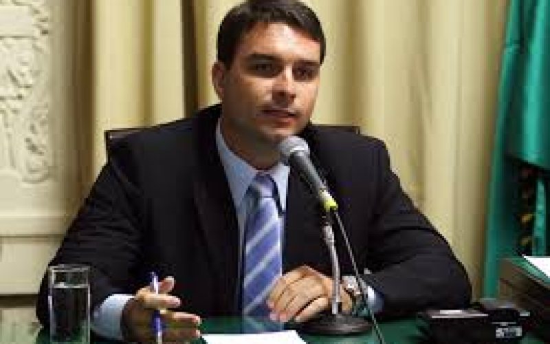 Flávio Bolsonaro afirmou que, se eleito, dará fim à maioridade penal no Brasil