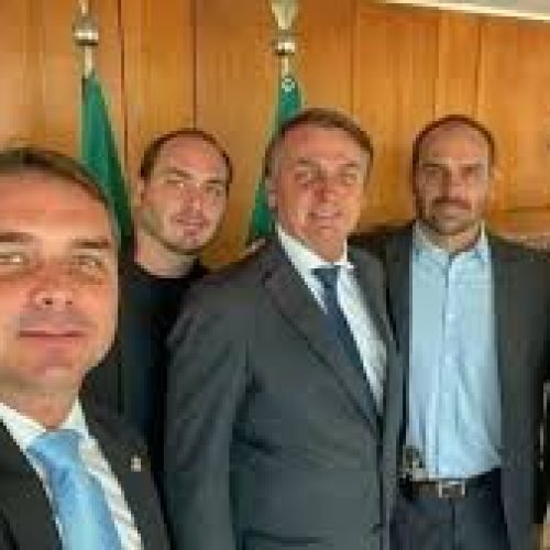 Partidos de esquerda querem cassar mandato do filho de Bolsonaro
