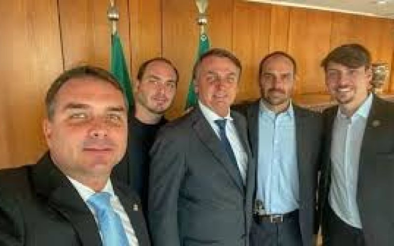 Partidos de esquerda querem cassar mandato do filho de Bolsonaro