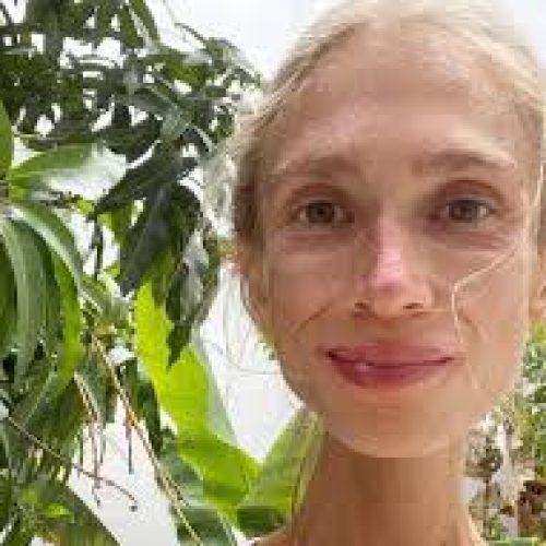 Jovem morre em resort na Indonésia após restrição alimentar severa e pesando apenas 22 kg