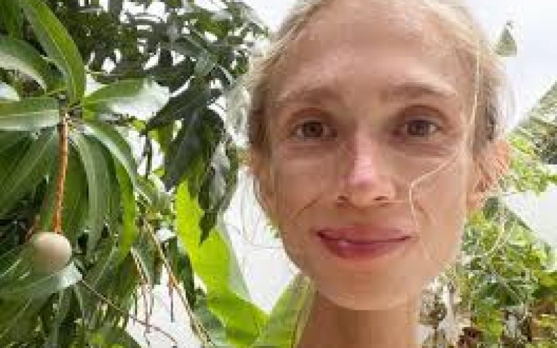 Jovem morre em resort na Indonésia após restrição alimentar severa e pesando apenas 22 kg