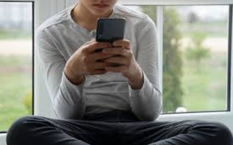 Aluno de 14 anos envia nudes para professora e mãe culpa vítima: “Bonita demais”