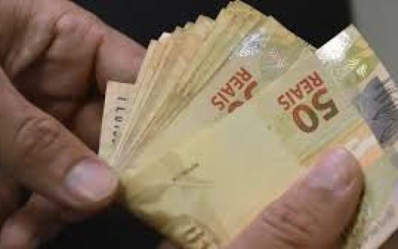 Brasileiros devem gastar mais do que o dobro do salário com despesas de início de ano Pesquisa