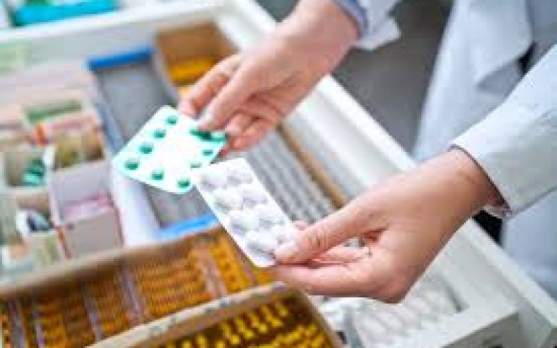 Juiz suspende norma que autoriza farmacêuticos a prescreverem remédios