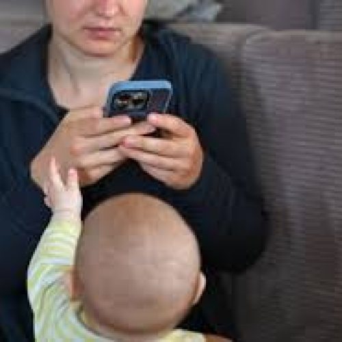 Muito tempo no celular pode atrapalhar quem quer ter filhos
