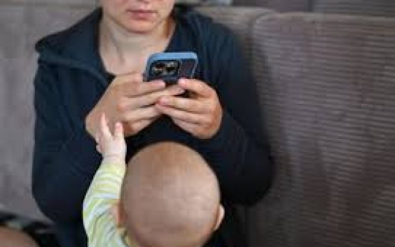 Muito tempo no celular pode atrapalhar quem quer ter filhos