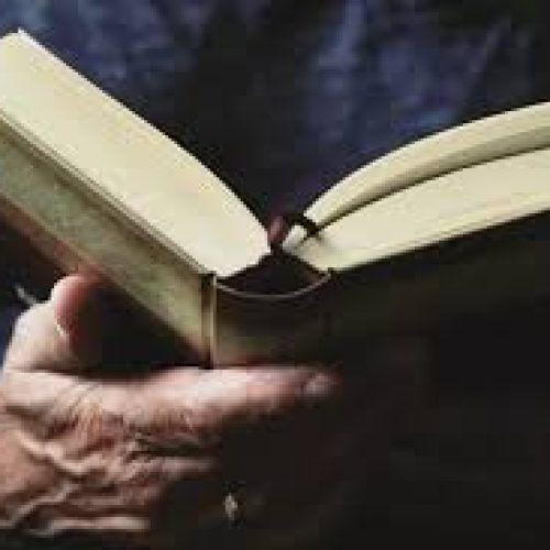 Ladrão preso ao parar para ler um livro