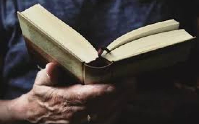 Ladrão preso ao parar para ler um livro