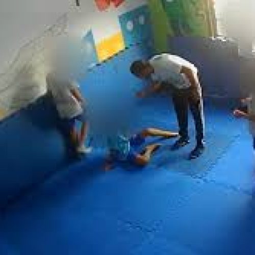 Criança autista é agredida por professor de capoeira em escola do Rio